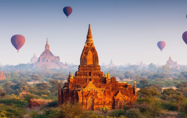 Viele Heißluftballons über den Tempeln von Bagan in Myanmar