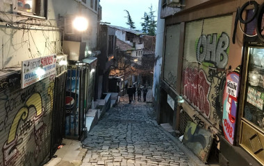 Enge Gasse mit Kopfsteinpflaster in Istanbul, Türkei