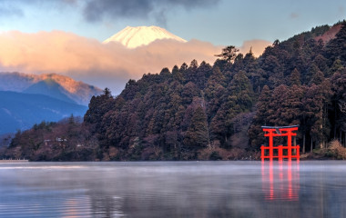 Roter Hakone-Schrein an den Ufern des Ashi-Sees, Japan