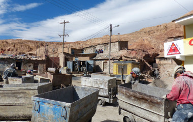 Bergleute arbeiten am Eingang zur Mine am Cerro Rico in Bolivien