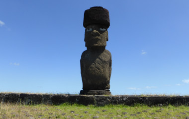 Große Moai-Steinskulptur auf den Osterinseln vor blauem Himmel