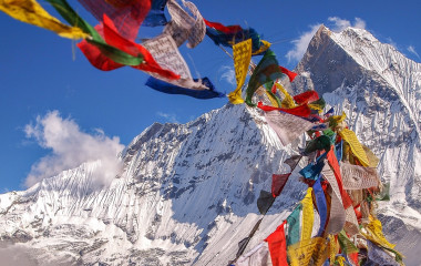 Bunte tibetische Gebetsfahnen wehen im Wind am Annapurna Basis-Camp, Nepal