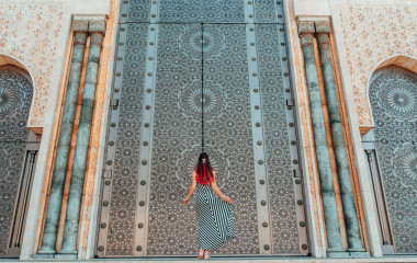 Eine Frau steht vor der größten Moschee Hasan II in Marokko, Afrika