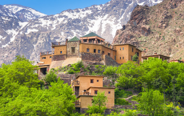 Das verwinkelte Gebäude der Kasbah du Toubkal in Imlil, Marokko