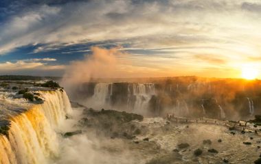 Iguazu Wasserfälle bei Sonnenuntergang