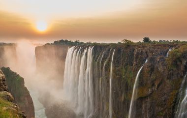 Sonnenuntergang über den Victoriafällen in Sambia