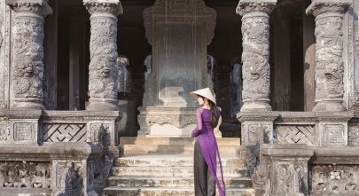 Frau vor Tempel in Hue, Vietnam - Things to do in Vietnam