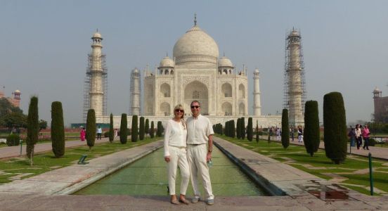 Unsere Nordindien- und Goa Urlaub Erfahrungen: Vor dem Taj Mahal