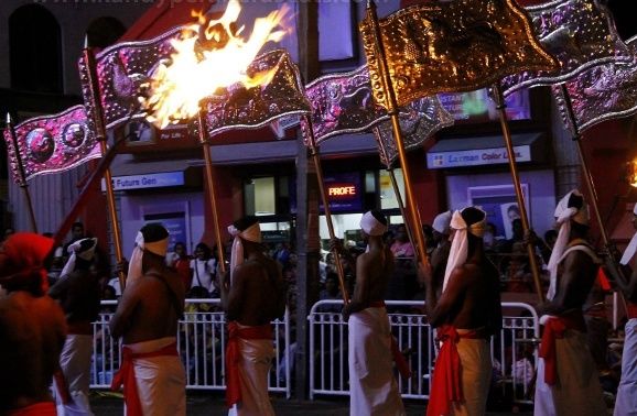 Auf den Fahnen sind buddhistische Motive angeordnet
