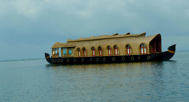 kumarakom lake resort houseboat hotel