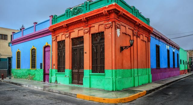 Walk through El Callao's colorful neighborhoods