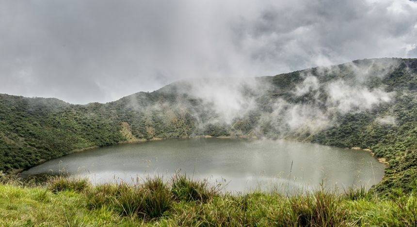 Kratersee unter Nebelschwaden