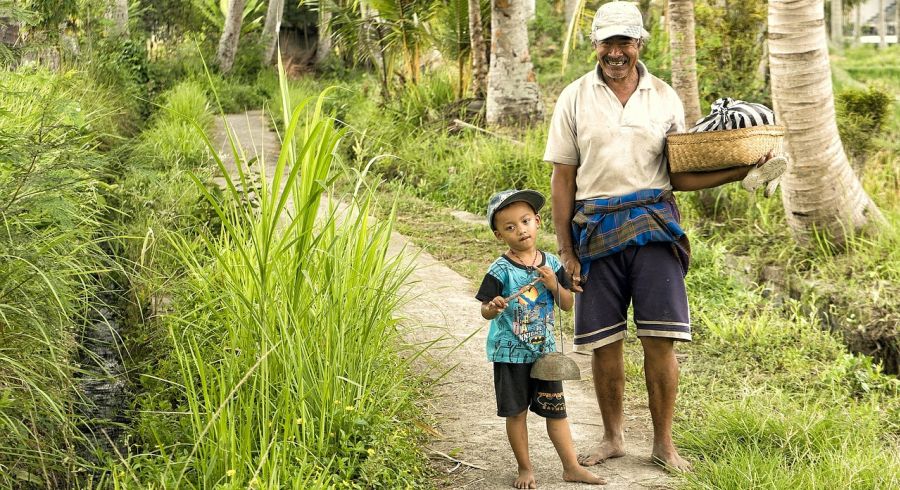 Vater mit Kind auf Indonesien