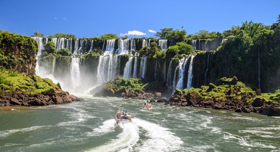 Schlauchboote vor den Iguazu Fällen in Argentinien