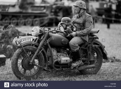 La seconde guerre mondiale 11 soldats allemands sur une moto bmw avec side car sur le champ de bataille f22y88 zppyx3 - Eugenol