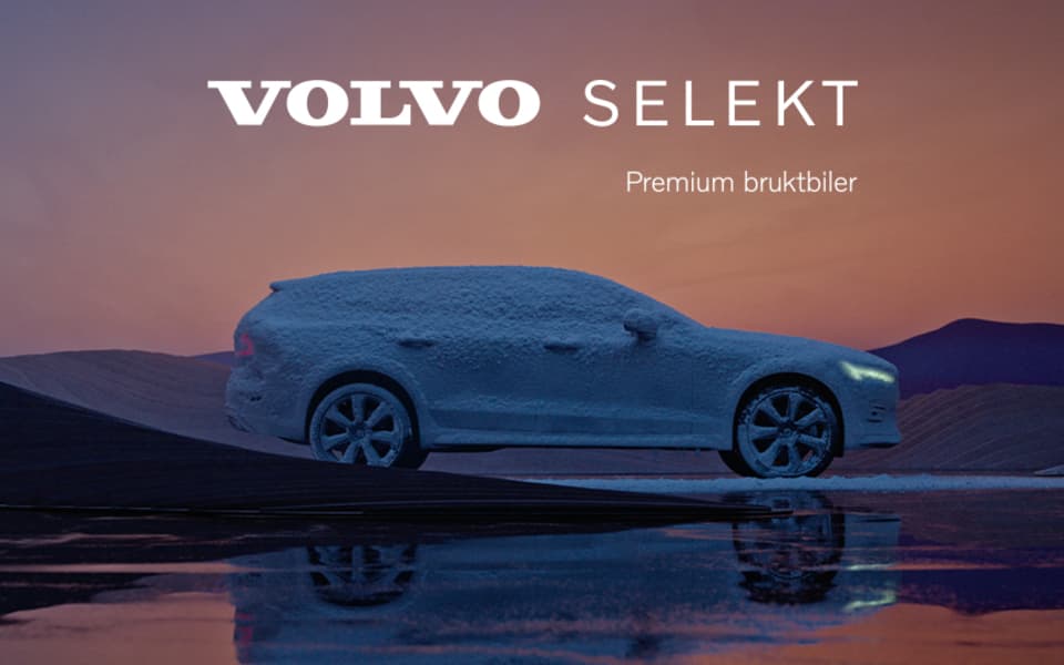 Brukt Volvo V60 fra Frydenbø Bilsenter parkert foran vinterkledd fjell.