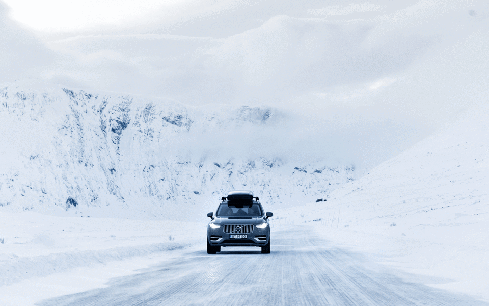 olvo XC90 kjører over vinterkledd fjellheim