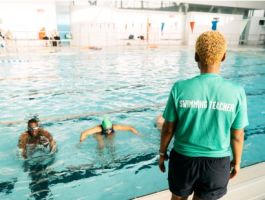 people learning to swim