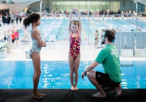 children learning to dive children learning to dive