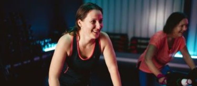 lady in a group cycle studio