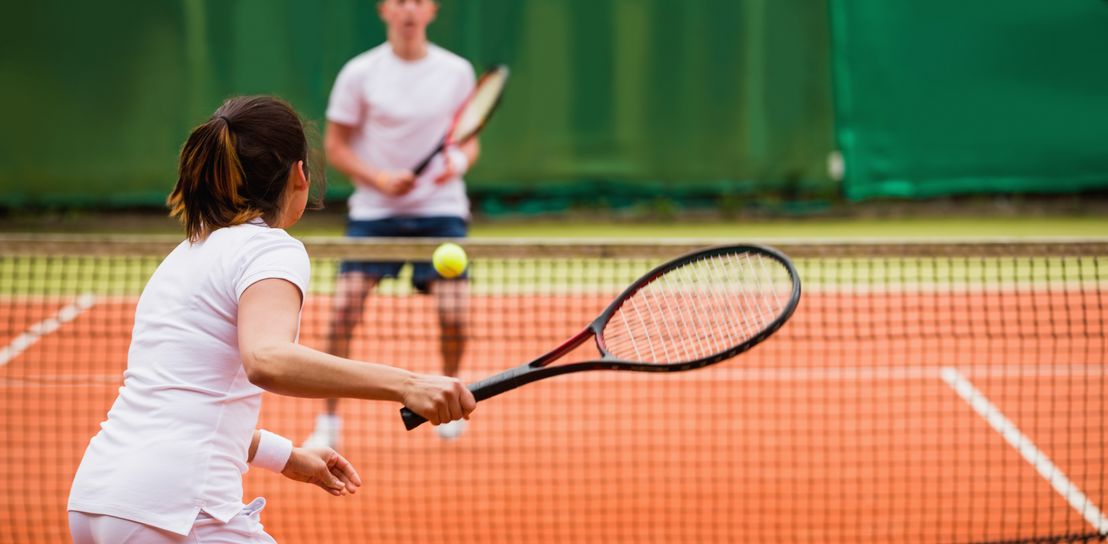 Homepage banner desktop couple playing tennis