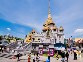 Tourists Gathered Around Wat Traimit Bangkok