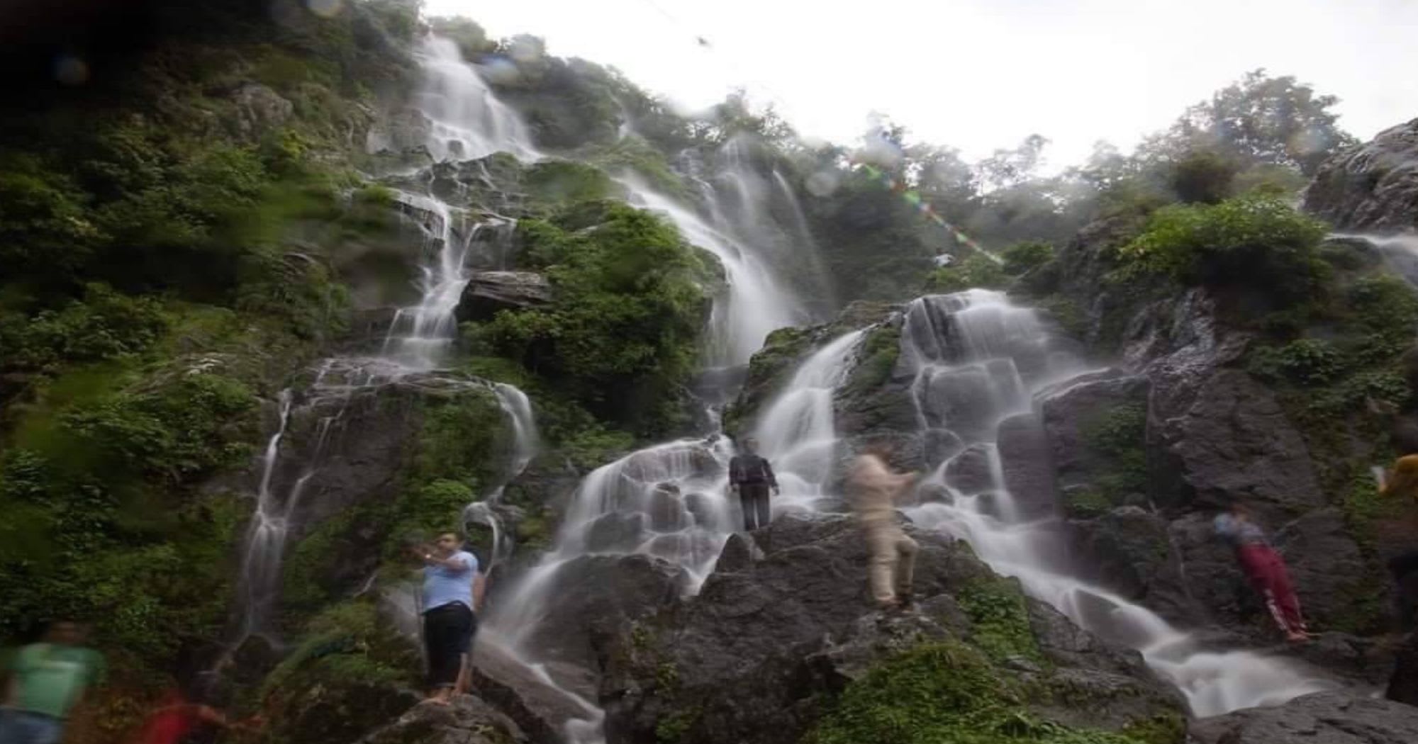 प्राकृतिक सौन्दर्यको लहरासंगै तीनधारे झरना (फोटो फिचर)