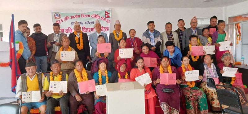 लमजुङको सुन्दरबजार नगरपालिकाका २३ जना भूमिहीनले पाए लालपूर्जा
