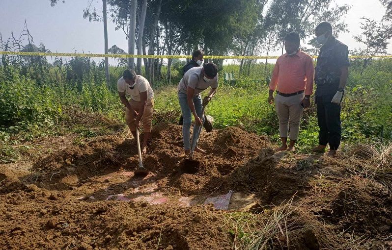 सर्लाही : युवतीकाे शव चिहानबाट निकालेर परीक्षणका लागि अस्पताल पठाइयाे