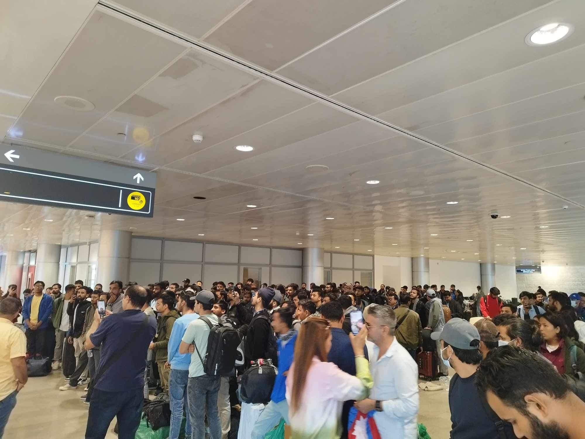 स्वदेश फर्कन नेपालीहरू तेलअभिभ विमानस्थलमा, भन्छन् : घाइते साथीहरूको उपचार र हराएको साथी पनि खोजिदिनुहोस्