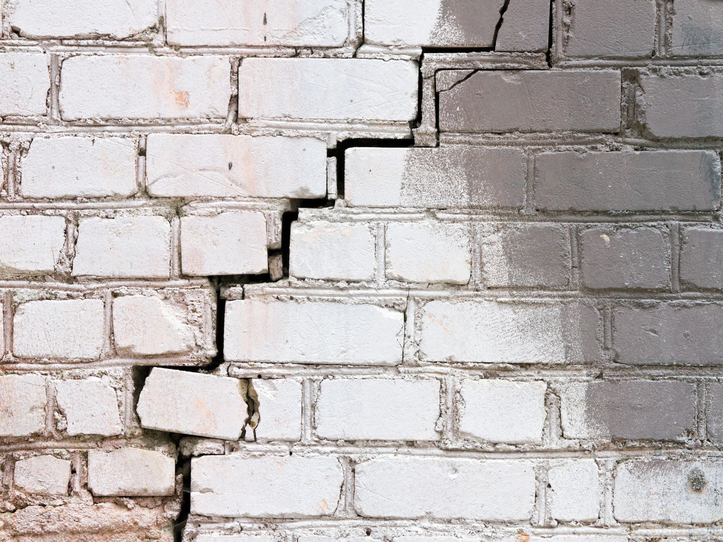 Was kostet es, Mauerrisse zu reparieren? (Preise 2023)
