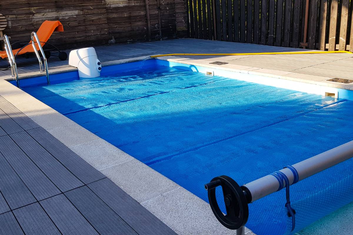Eine Abdeckplane schützt deinen Pool