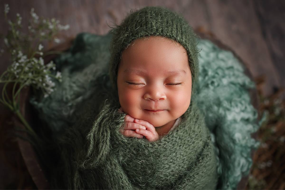 Wickelt euer schlafendes Baby in einen Schal und erschafft so eine traumhafte Fotokulisse für das Babyshooting