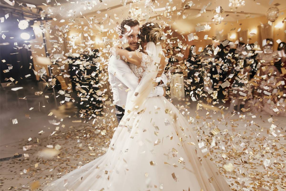Hochzeitsspiel: Regenschirmtanz: statt Luftschlangen könnt ihr auch Konfetti nehmen