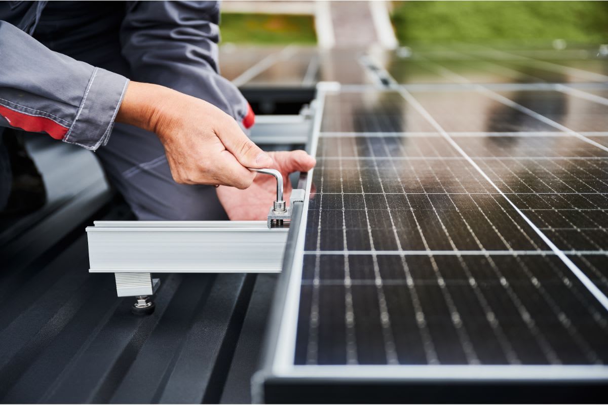 PV-Anlagen werden in der Regel "Aufdach" montiert. Dort werden die Solarzellen auf einem Trägersystem befestigt. Je nach Dachform gibt es unterschiedliche Montagesysteme.