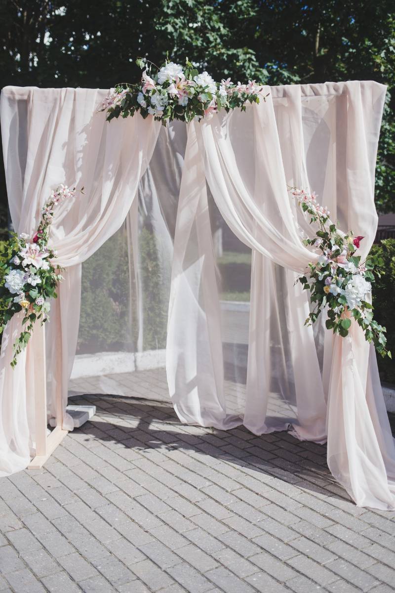 Vorhang aus Stoff als Fotowand für die Hochzeit