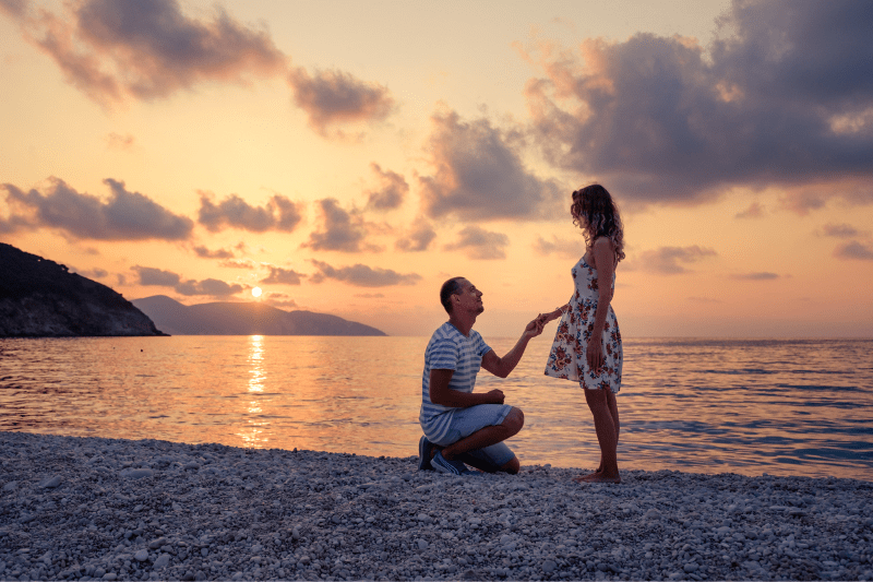 romantischer Heiratsantrag am Strand