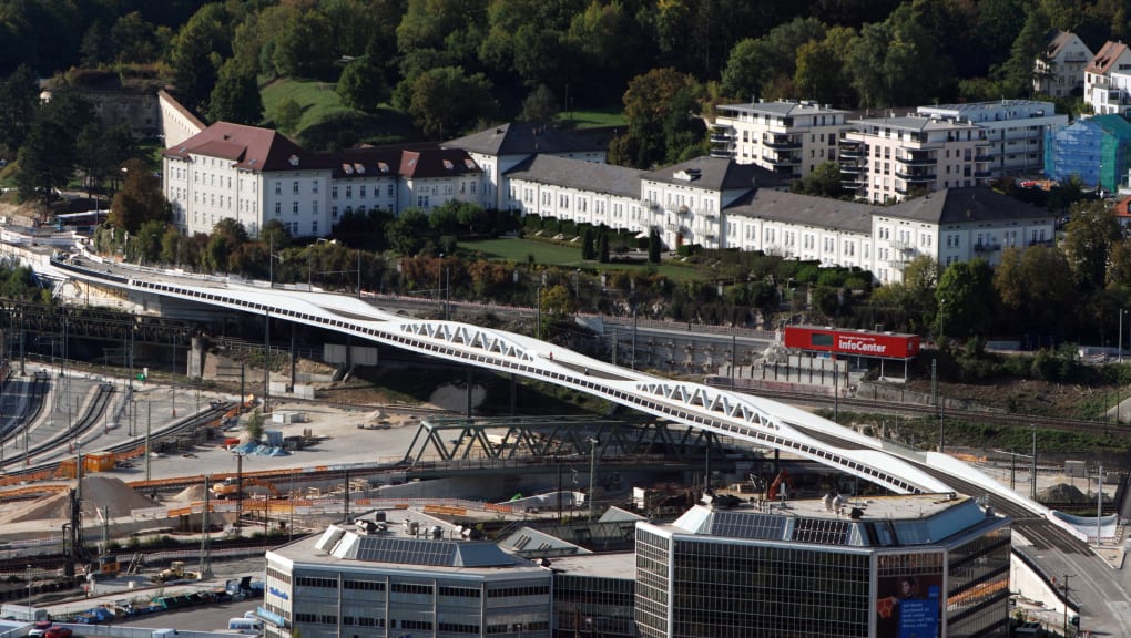 Wide angle view of construction of the Kienlesberg Bridge