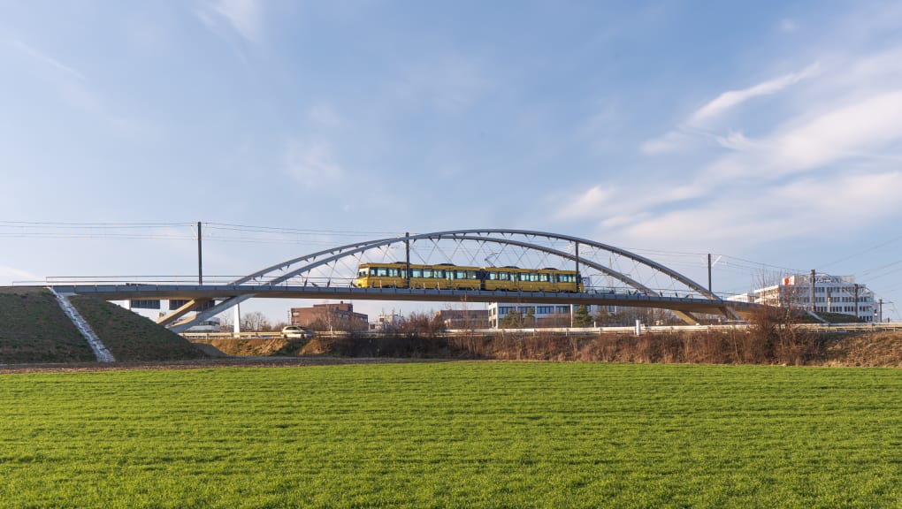 Exterior view of a train going over the Stadtbahnbrucke