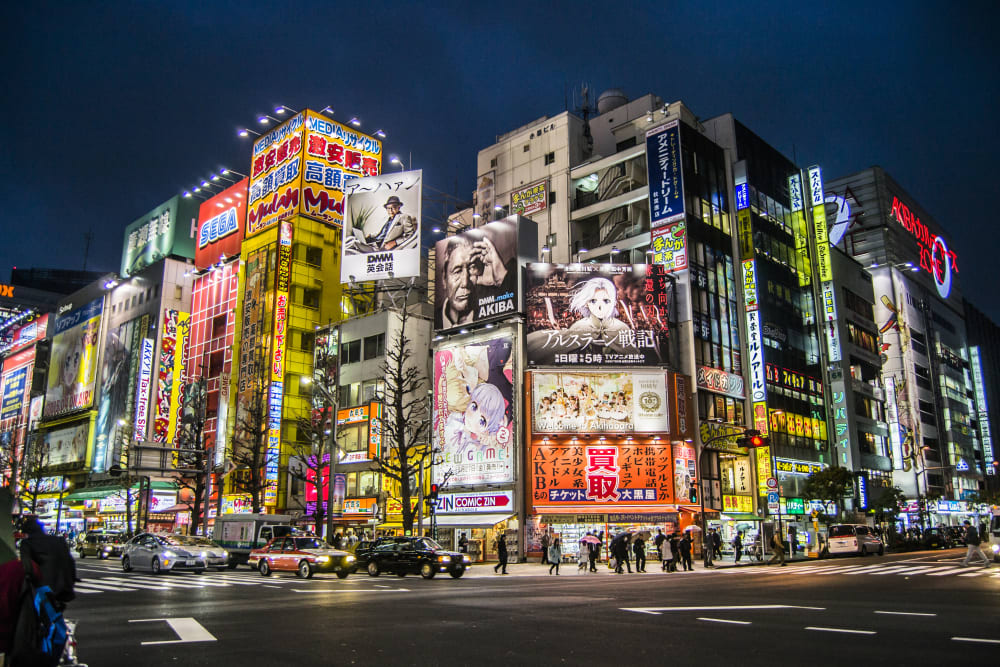 Suasana malam neon di jalanan Tokyo