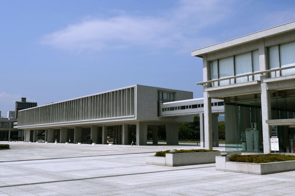Bảo tàng: Tưởng niệm đến những nạn nhân của vũ khí hạt nhân tại Hiroshima, Nhật Bản. Bảo tàng này chứa đựng những hiện vật và hình ảnh rất cảm động về thảm kịch chiến tranh năm