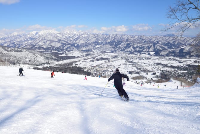 Montagne enneigée avec skieurs à Nagano au Japon
