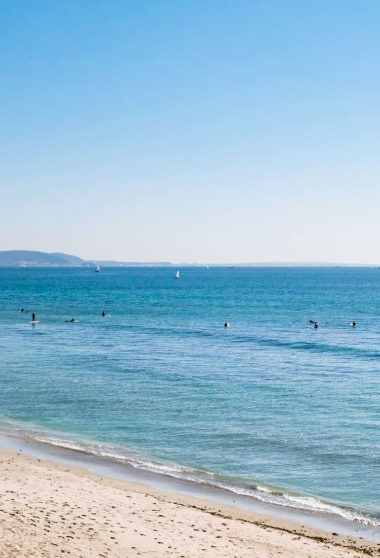 Playa de arena blanca perfecta en el sol de verano para el fondo