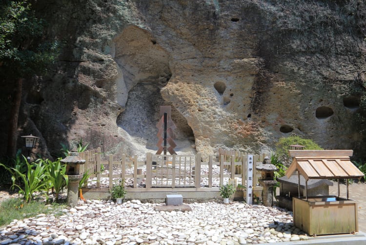 Hana-no-Iwaya-jinja Shrine