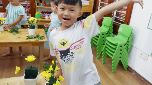 TRỔ TÀI CẮM HOA ĐẸP MẮT THU HÚT MỌI ÁNH NHÌN