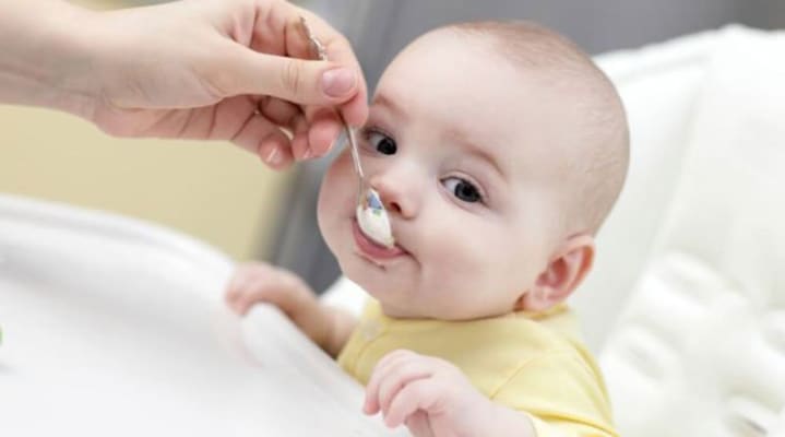TRẺ DƯỚI 6 THÁNG TUỔI CÓ THỰC SỰ CẦN NƯỚC