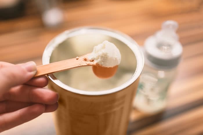 BA MẸ CÓ NÊN ĐỔI SỮA THƯỜNG XUYÊN CHO BÉ ?