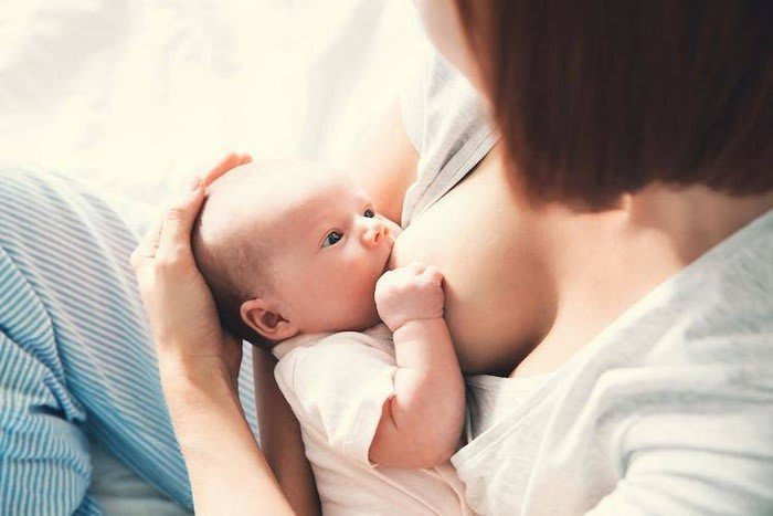 NHỮNG PHẢN ỨNG CỦA TRẺ SAU TIÊM PHÒNG BA MẸ CẦN LƯU Ý