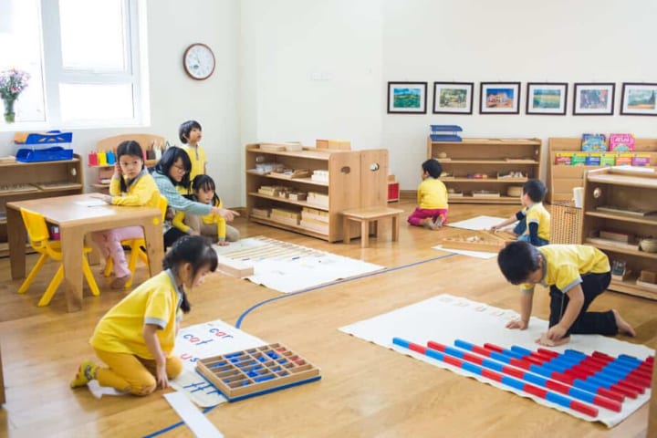 05 ĐIỂM KHÁC BIỆT GIỮA PHƯƠNG PHÁP MONTESSORI VÀ GIÁO DỤC TRUYỀN THỐNG