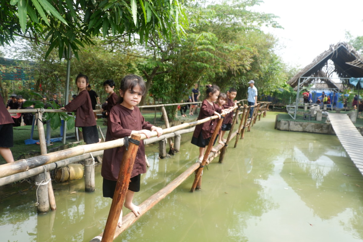 Trải nghiệm làm người nông dân nhí "Chân lấm tay bùn"